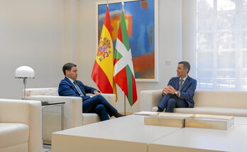 Imanol Pradales y Pedro Sánchez, en su última reunión en La Moncloa el 15 de julio de 2025.