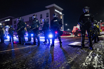 Agentes de la ICE, preparados para reprimir una protesta en Minneapolis.