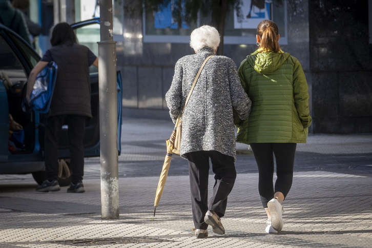 Bizi itxaropena handiagoa da emakumeen artean, baina gizonekiko diferentzia txikitzen ari da.