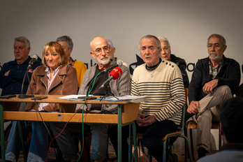 Ana Barrena Arellano, de la asociación memorialista Memoriaren Bidean, Valentín Esteban, portavoz de los familiares y Sabino Cuadra, de Ceaqua, durante la rueda de prensa en Katakrak.