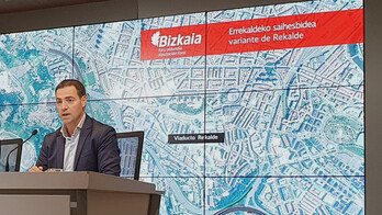 El entonces diputado foral de Infraestructuras y Desarrollo Territorial, Imanol Pradales, en enero de 2024, anunciando la adjudicación de la redacción del proyecto.