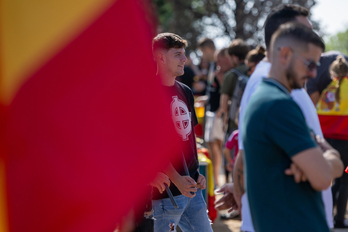 Manifestantes durante la concentración del grupo Democracia Nacional en Montjuïc, a 12 de octubre de 2023, en Barcelona.