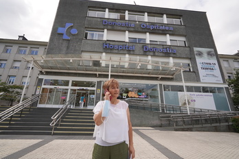 La parlamentaria de EH Bildu Rebeka Ubera, frente al Hospital Donostia.