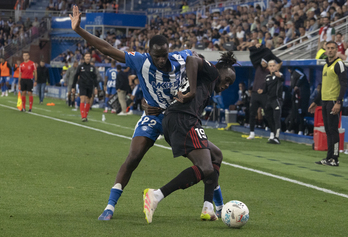 Diarra aprieta al sevillista Mendy, en uno de los pocos partidos ligueros que ha disputado esta temporada con el Alavés.