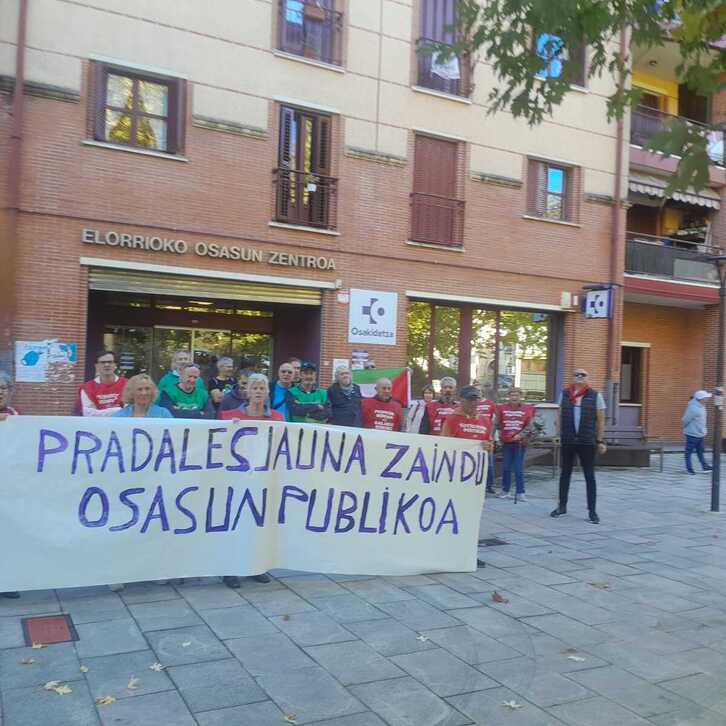 Elorrioko Pentsiodunen Mugimenduak eginiko elkarretaratzea anbulatorio aurrean