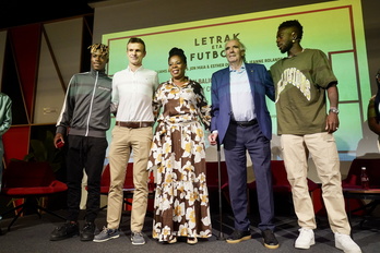 Los hermanos Williams, en un acto junto a su madre, el presidente Jon Uriarte y Jose Angel iribar.
