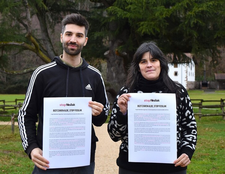 Gorka Laurnaga y Lorea Flores, con el manifiesto de Stop Fosilak en la mano.