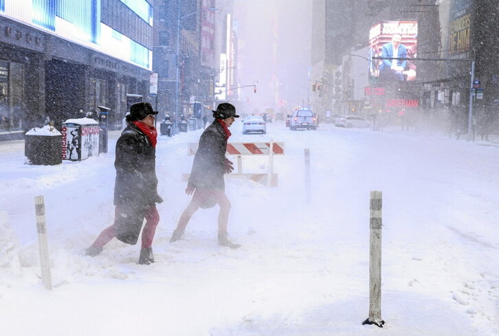 Bi oinezko New Yorkeko Seigarren Etorbide zuritua gurutzatzen, haizetearen erdian.