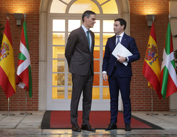 Pedro Sánchez ha recibido a Imanol Pradales en la escalinata de La Moncloa.