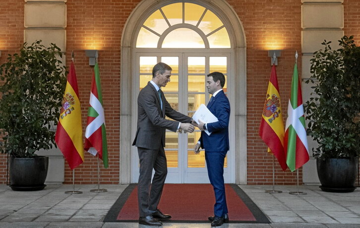El presidente del Gobierno español, Pedro Sánchez, saludó al lehendakari a la entrada de la Moncloa.