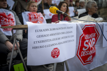Rueda de prensa anterior de Stop Desahucios en Donostia.