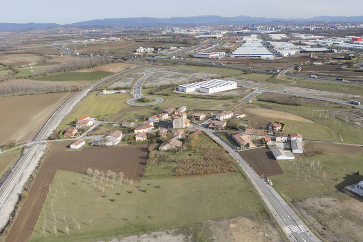 Margarita, un concejo cercado por fábricas, la autovía y la línea ferroviaria.