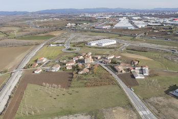 Margarita, un concejo cercado por fábricas, la autovía y la línea ferroviaria.