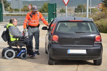 Un control de la Policía Foral, dentro de la campaña de concienciación llevada a cabo junto a Adacen.