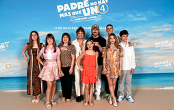 Calma Segura, Luna Fulgencio, Loles Leon, Toni Acosta, Sirena Segura, Santiago Segura, Diego Arroba, Martina D'antiochia y Carlos González Morollón, en Madrid durante el photocall de «Padre no hay más que Uno 4». 