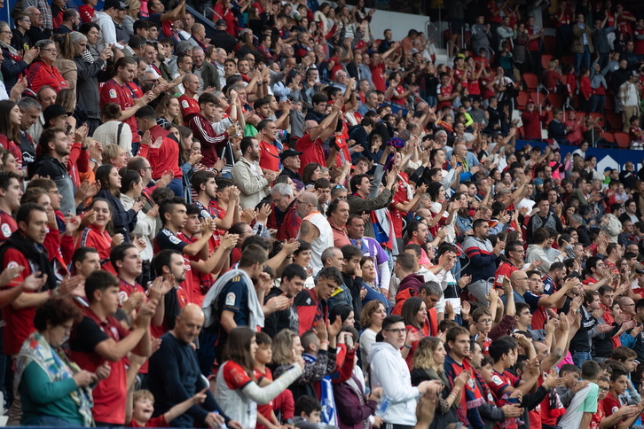 La grada de El Sadar, durante un partido de Osasuna.