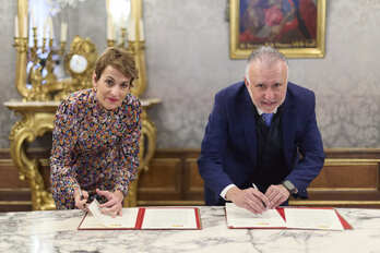 Un momento de la firma del protocolo de coordinación sobre el fuerte de Ezkaba como Lugar de Memoria Democrática.