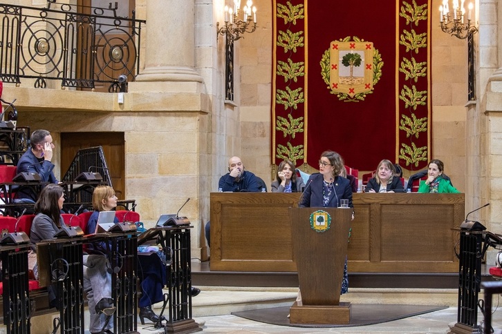 Etxanobe responde desde el atril al portavoz de EH Bildu, Iker Casanova.