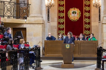 Etxanobe responde desde el atril al portavoz de EH Bildu, Iker Casanova.