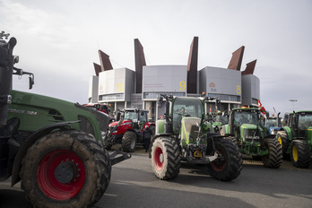 Hamarnaka traktore bildu dira Gasteizen. 