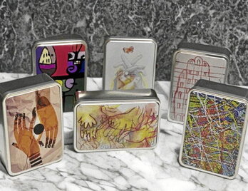 Euskal artistek Harrerarentzat prestaturiko kutxak, iaz abiatutako kanpainetako bat.