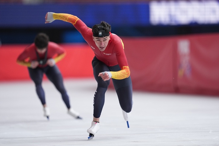 El iruindarra Daniel Milagros patina junto a su compañero Nil Llop durante una exhibición en Madrid.