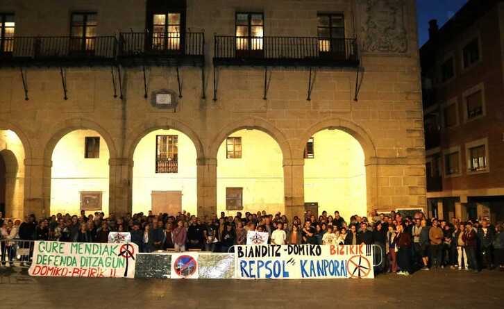 Plataformek Oiartzungo udaletxearen aurrean eginiko elkarretaratzea