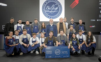 Javier Ochoa y Garikoitz Arruabarrena, acompañados del resto de candidaturas, tras recibir el premio.