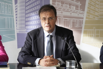 El consejero de Salud, Alberto Martínez, en su comparecencia en Agurain.