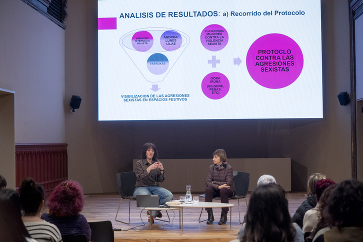 Kenia Cordero, ezkerrean, azterlanaren inguruko azalpenak ematen.