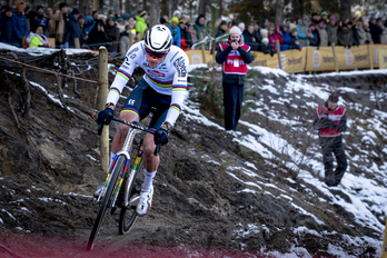 Van der Poel, demostrando elegancia y técnica en la prueba de Zonhoven (Bélgica) de este año.