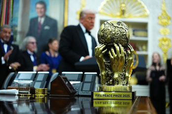 El primer 'Premio de la Paz de la FIFA' fue entregado al presidente de EEUU, Donald Trump –al fondo–, durante el sorteo del Mundial 2026 celebrado en diciembre.