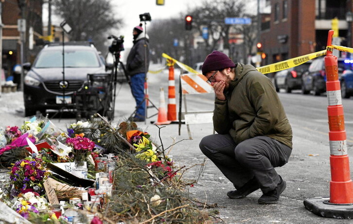 Un vecino llora frente al memorial improvisado en la zona donde Alex Pretti fue disparado diez veces un día antes.