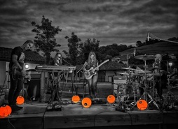 Laukote moduan taularatzen da Galder banda.