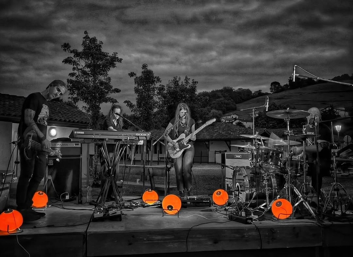 Laukote moduan taularatzen da Galder banda.