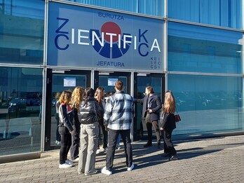 Estudiantes en una dependencia de la Ertzaintza.