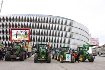Tractores en la explanada de San Mamés.