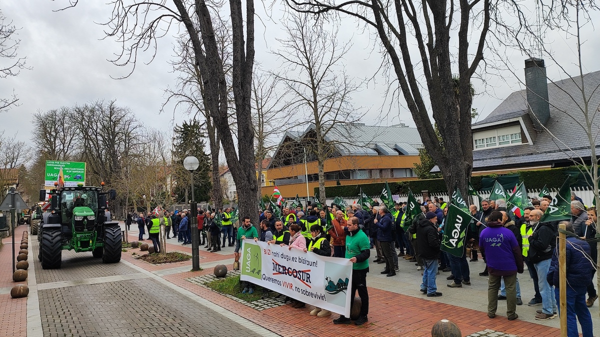 Concentración de UAGA y Ataca ante la Delegación del Gobierno español en Gasteiz.