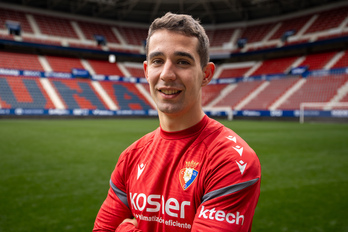 Asier Osambela posa en El Sadar después de una sesión a puerta cerrada en el estadio iruindarra.