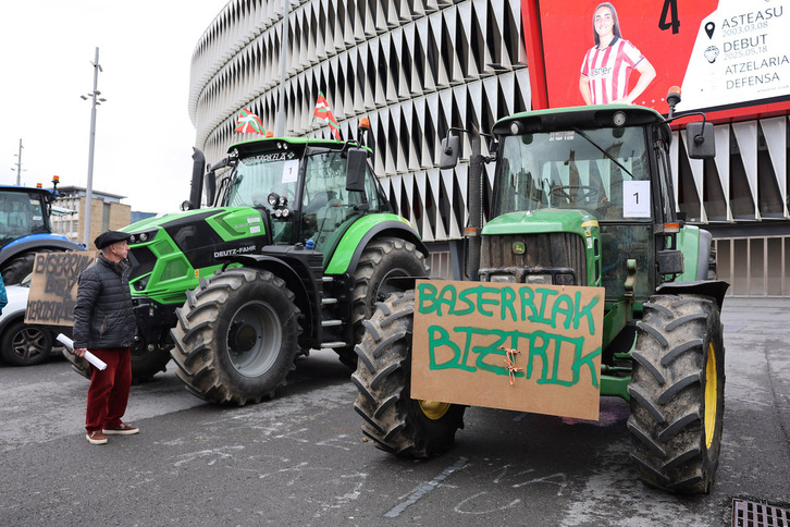 Tractores en la explanada de San Mamés.