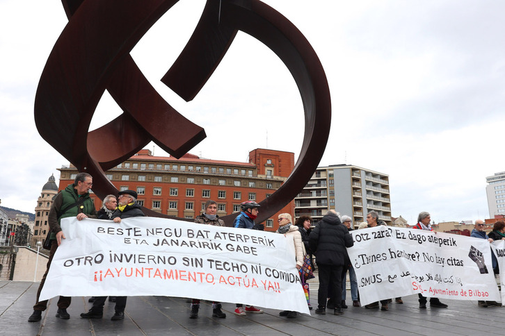 Movilización de colectivos sociales frente al Ayuntamiento de Bilbo.