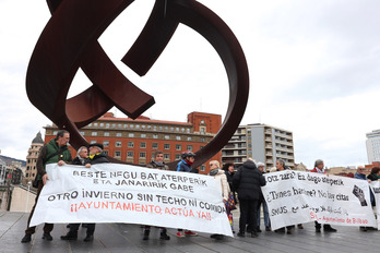 Movilización de colectivos sociales frente al Ayuntamiento de Bilbo.