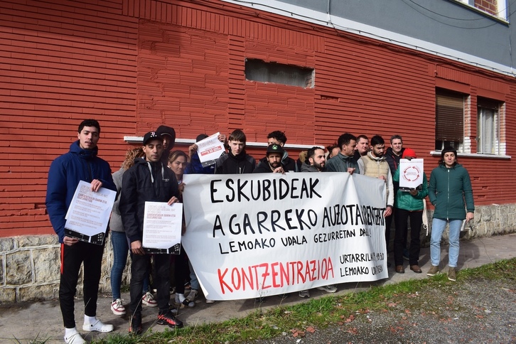 Auzokideak protesta egiten Udalak planteatuko desalojoengatik.
