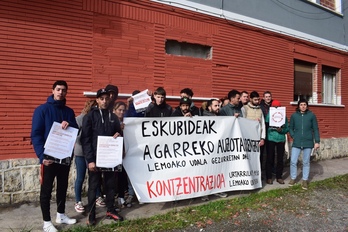 Auzokideak protesta egiten Udalak planteatuko desalojoengatik.