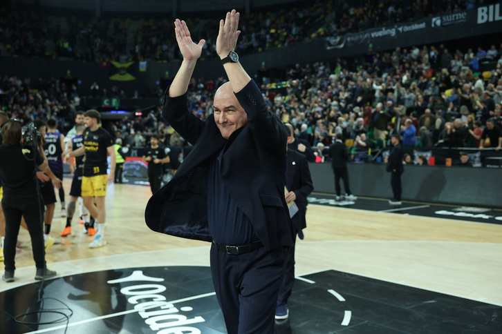Jaume Ponsarnau pozarren, La Laguna Teneriferi Miribillan irabazi ostean.