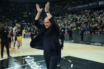 Jaume Ponsarnau pozarren, La Laguna Teneriferi Miribillan irabazi ostean.