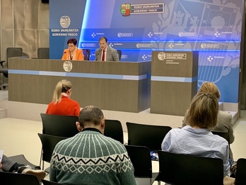 El consejero Alberto Martínez y la directora de Osakidetza, Lore Bilbao, en la comparecencia de este jueves tarde.