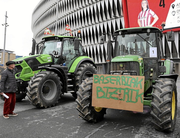 Tractores a la espera de iniciar la movilización en la explanada de San Mamés.