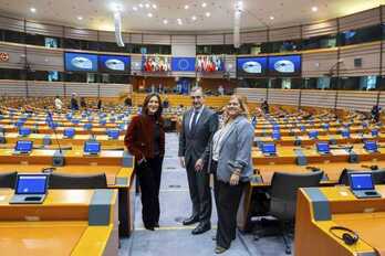 La burukide y asesora del Gobierno, Miren Martiarena, junto al presidente del EBB, Aitor Esteban, y la eurodiputada jeltzale, Oihane Agirregoitia, en la visita de principios de esta semana al Parlamento Europeo.