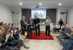 Bernardo Atxaga eta Jabier Muguruza, sariarekin.